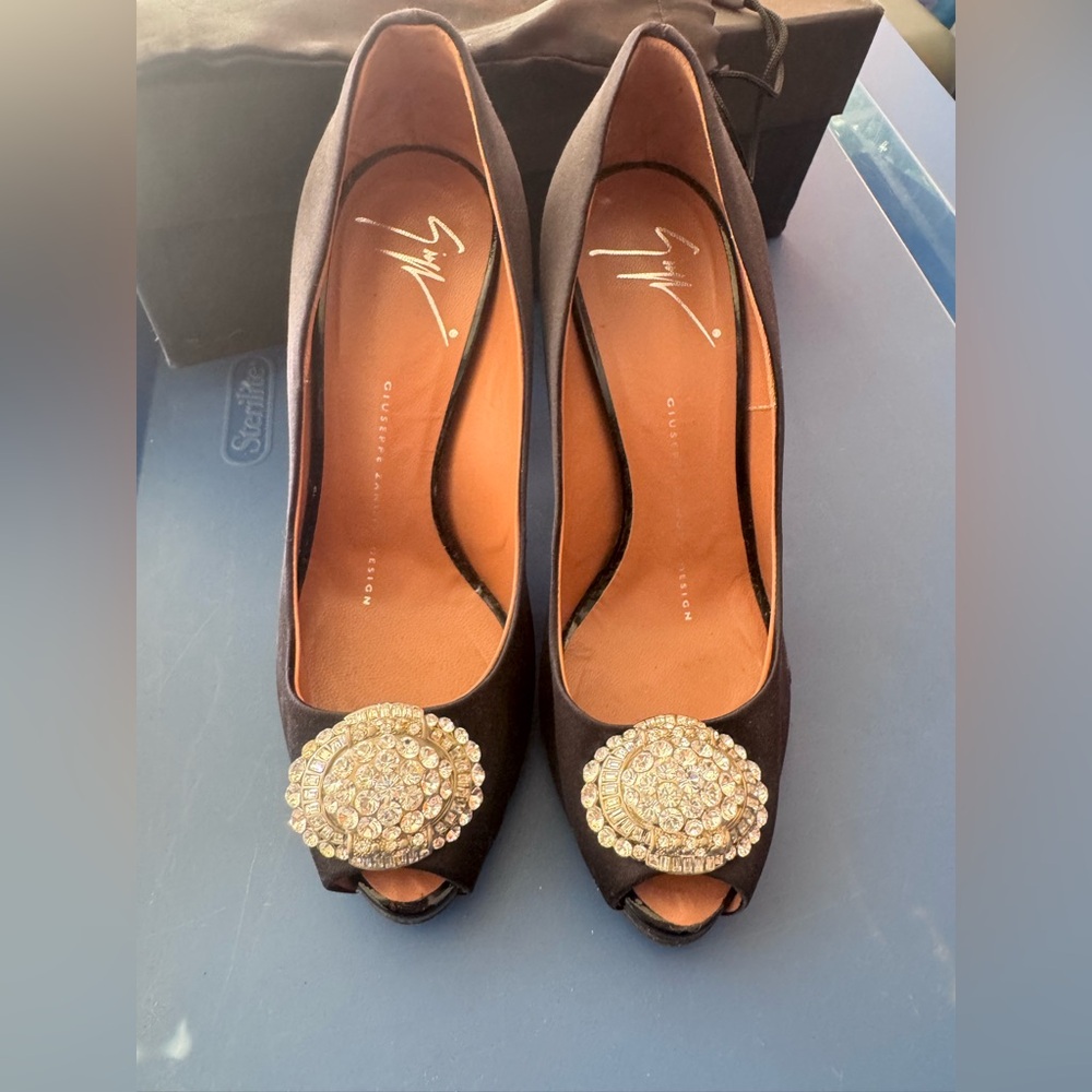 Stunning pair of heels 3 inches size 5